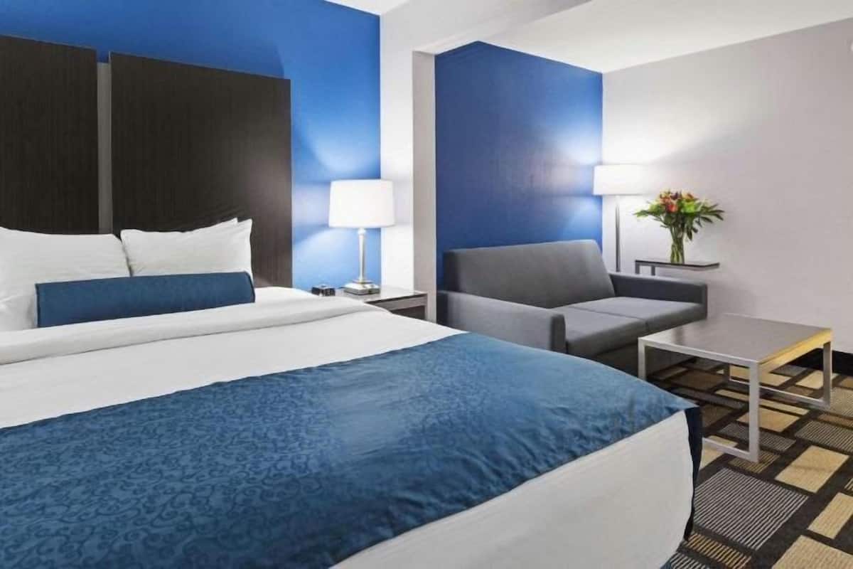 Camas con pillow-top, escritorio y tabla de planchar con plancha