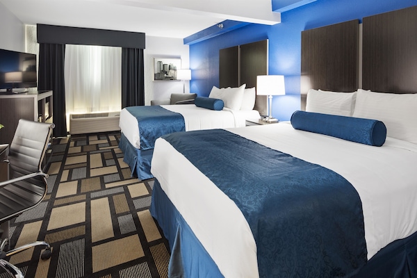 Senger med overmadrass, skrivebord og strykejern/-brett