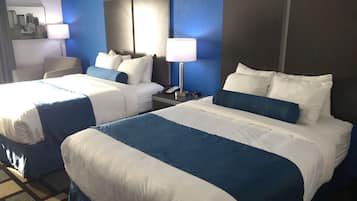 Camas con pillow-top, escritorio y tabla de planchar con plancha