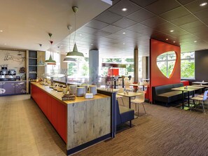 Desayuno buffet todos los días (con cargo) 