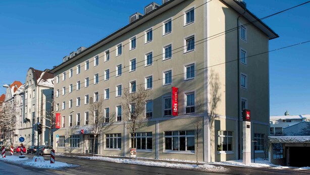 A multi-story hotel with a modern design, featuring a series of windows and balconies. - ibis Augsburg Koenigsplatz (Augsburg)