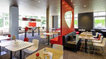 Desayuno buffet (EUR 18 por persona)