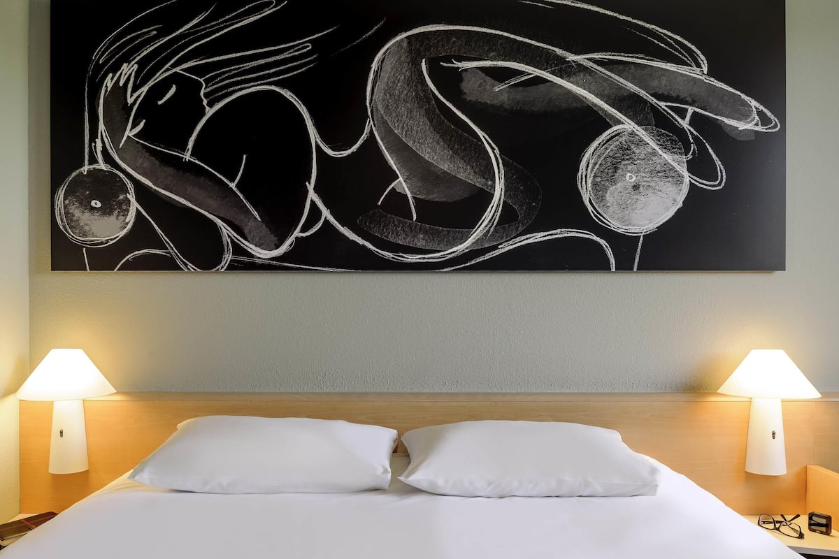 Kamar Double (New Sleep Easy Concept) | Seprai antialergi, meja kerja, tirai kedap cahaya, dan kedap suara