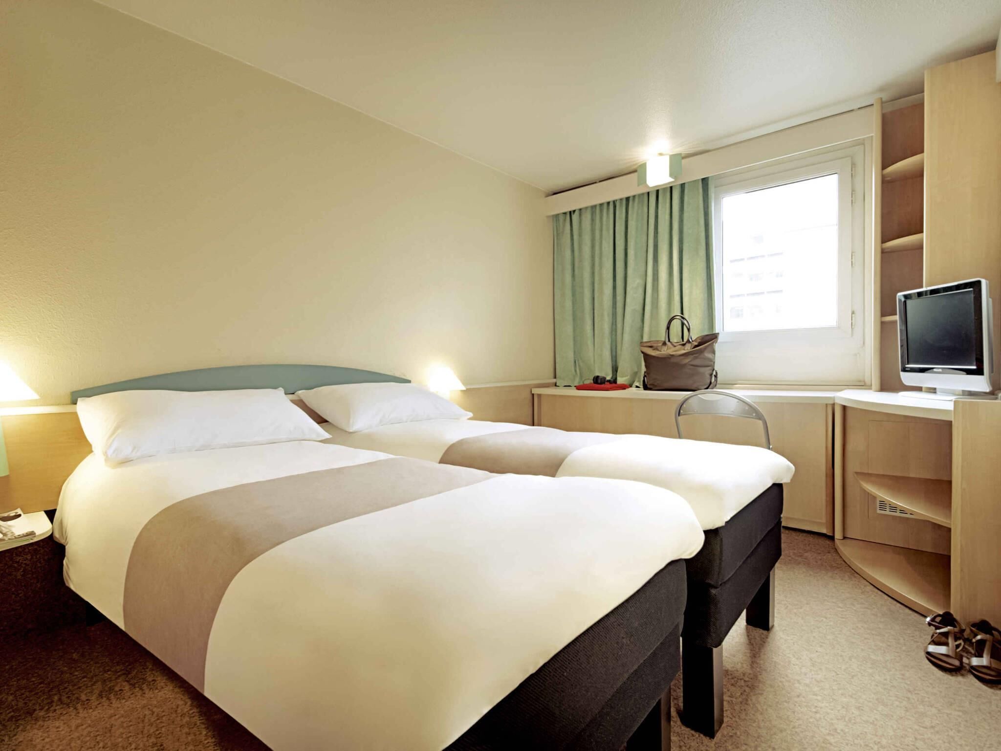 Quarto duplo, 2 camas de solteiro (New Sleep Easy Concept) | Roupas de cama antialérgicas, escrivaninha, cortinas blackout