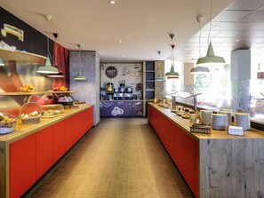 Daily buffet breakfast (EUR 18 per person) - ibis Augsburg Koenigsplatz (Augsburg)