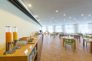Desayuno buffet diario (EUR 20 por persona)