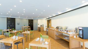 Tägliches Frühstücksbuffet (20 EUR pro Person)