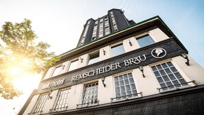 Ein Gebäude mit der Beschilderung "REMSCHEIDER BRAU" und "hotel", das ein Hotel kennzeichnet.