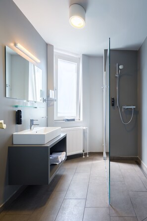 Shower, hair dryer, towels, shampoo