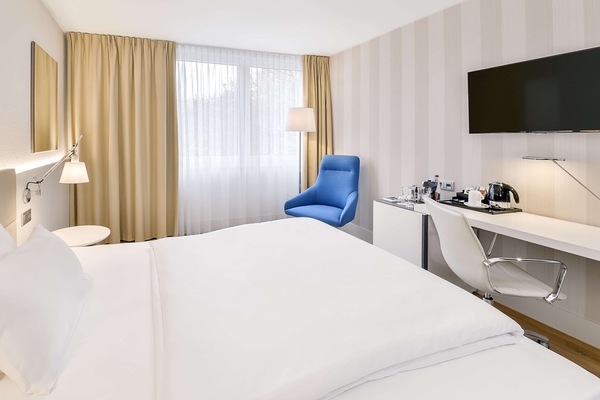 Pillowtop beds, in-room safe, desk, soundproofing