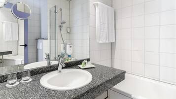 Superior-Doppelzimmer | Badezimmer | Umweltfreundliche Kosmetikartikel, Haartrockner, Handtücher
