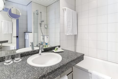 Superior Double Room | Bathroom | Eco-friendly toiletries, hair dryer, towels