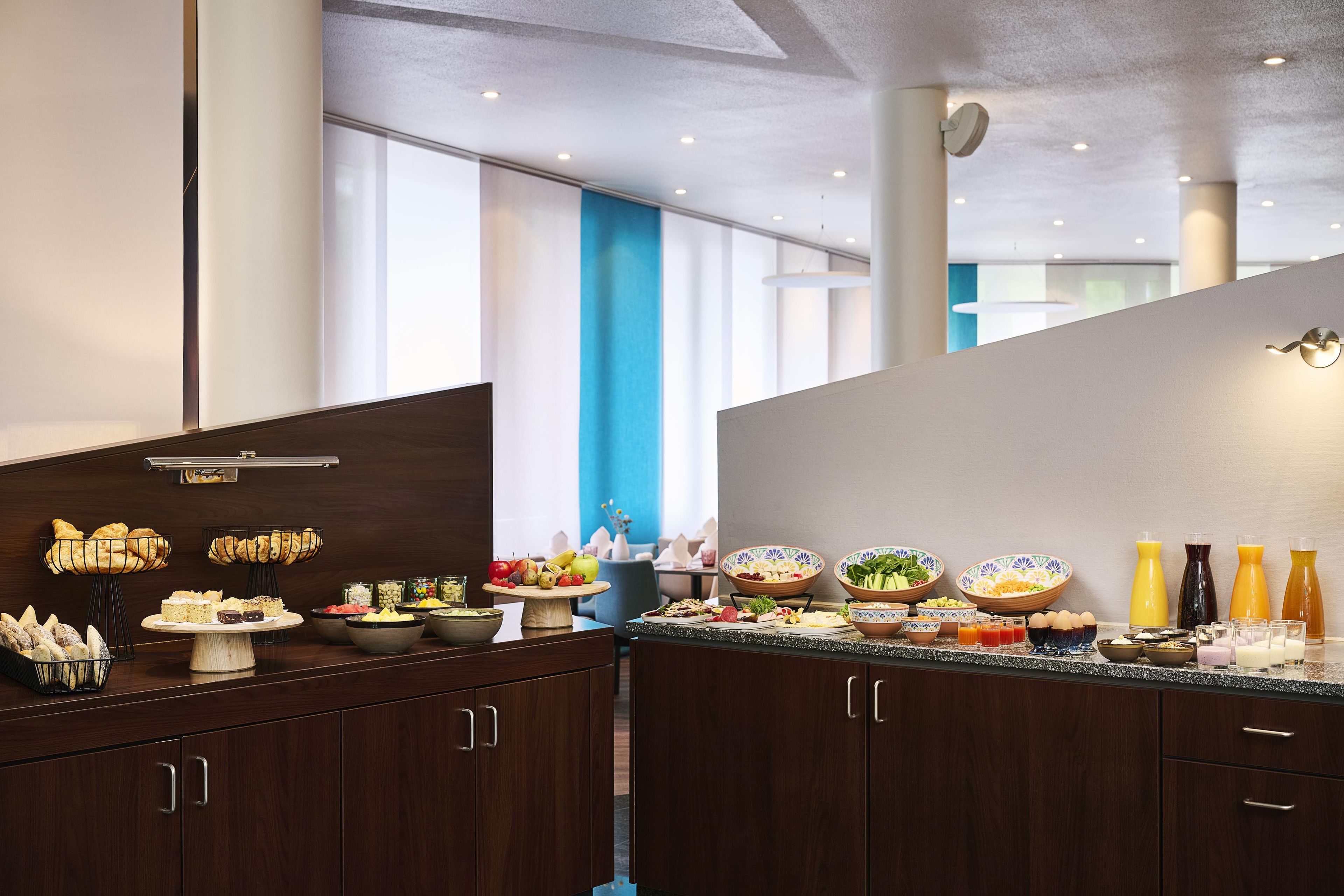 Une chambre d’hôtel moderne avec un buffet de petit-déjeuner.