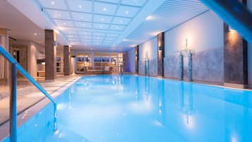 Piscine couverte, chaises longues