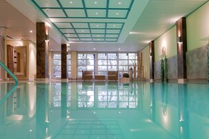 Indoor pool, sun loungers