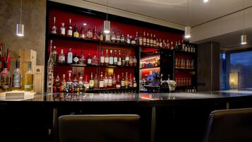 Eine Bar mit Regalen voller Spirituosenflaschen und einer Theke.