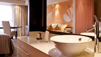 Deluxe-Zimmer | Badezimmer | Kostenlose Toilettenartikel, Haartrockner, BademÀntel, Hausschuhe