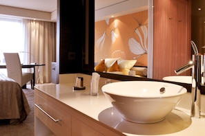 Habitación Deluxe | Baño | Amenidades de baño gratuitas, secadora de cabello, batas, pantuflas