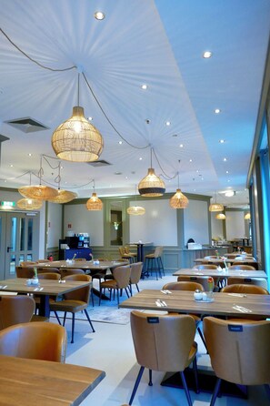 Breakfast and lunch served, international cuisine