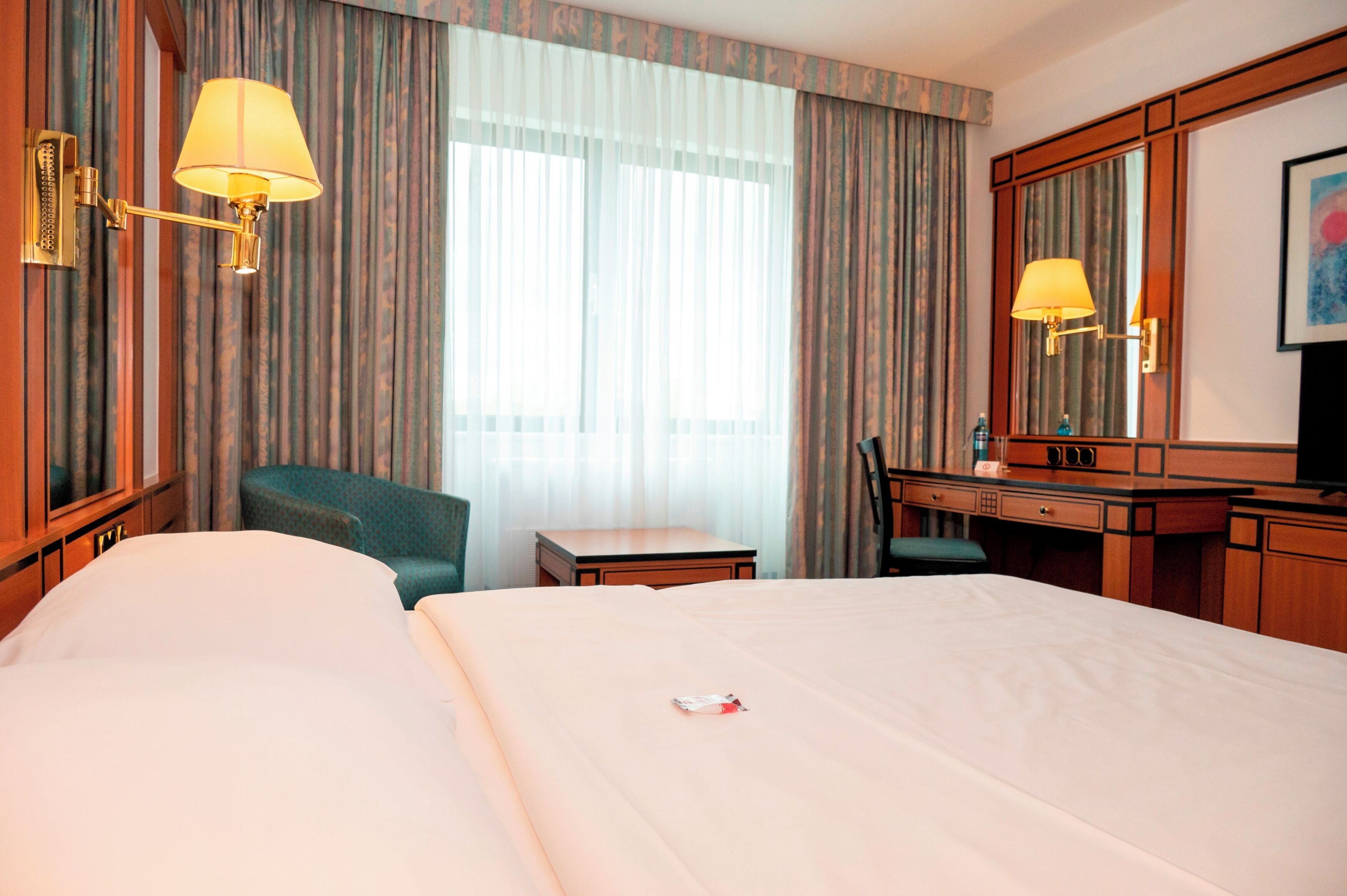 Habitación Business | Ropa de cama de alta calidad, caja fuerte, escritorio y cortinas opacas