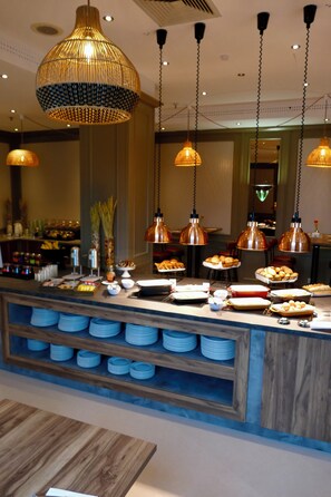 Petit déjeuner buffet (14 EUR par personne)