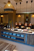 Desayuno buffet diario (EUR 14 por persona)