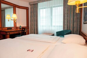 雙人房 | 高級寢具、客房內保險箱、書桌、遮光布/窗簾