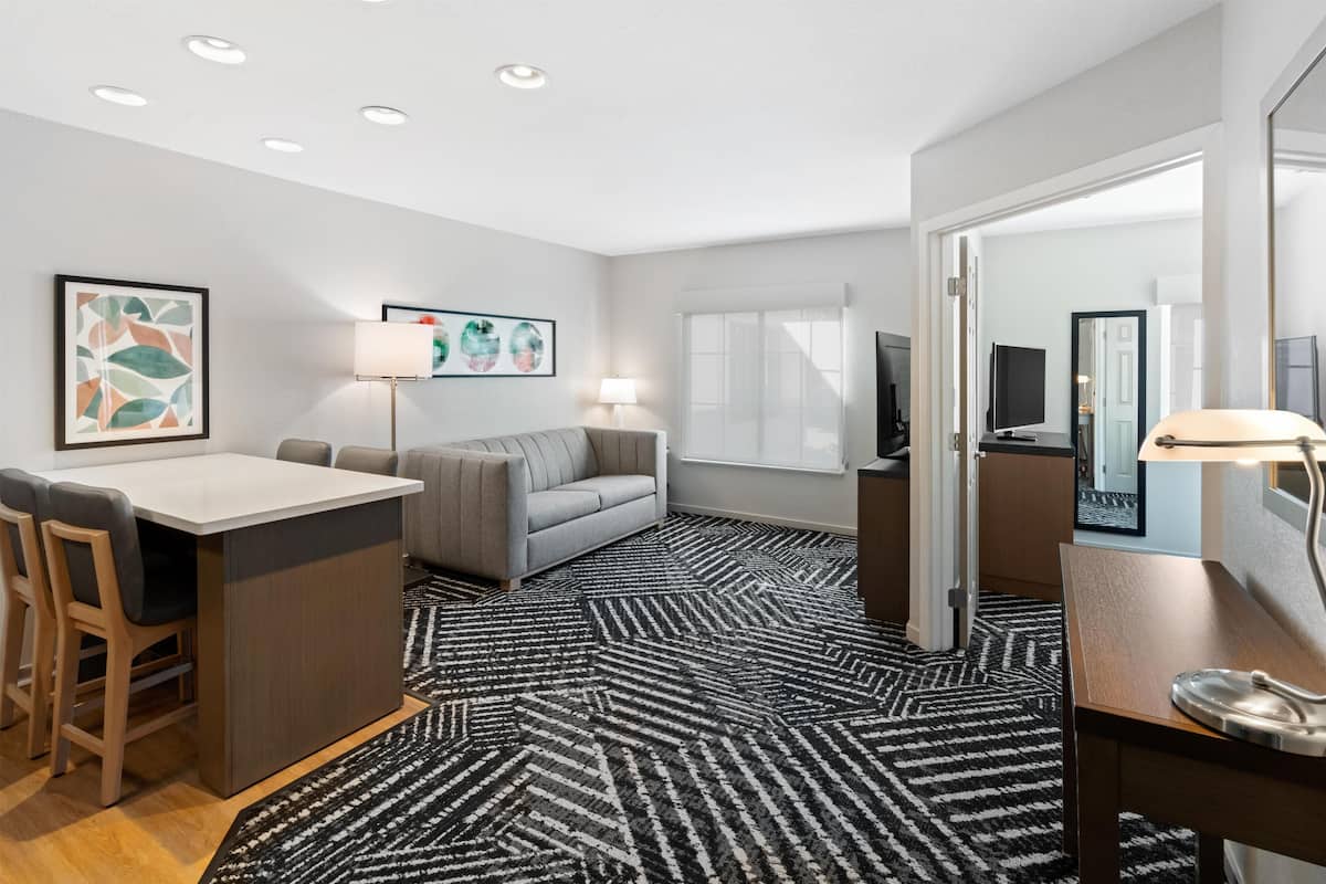 Pillowtop beds, in-room safe, desk, blackout drapes