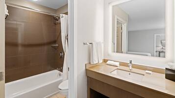 Deluxe Suite, 2 Bedrooms | Bathroom
