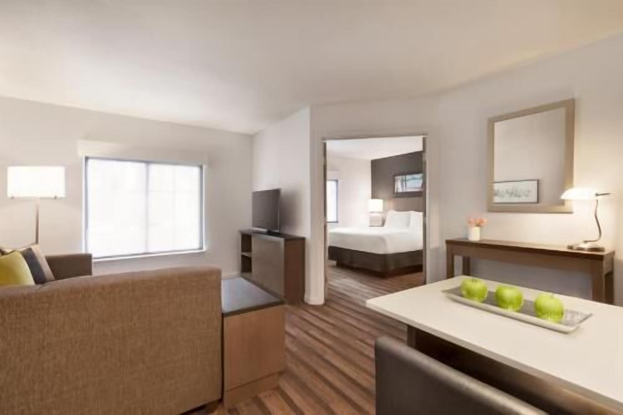 Pillowtop beds, in-room safe, desk, blackout drapes
