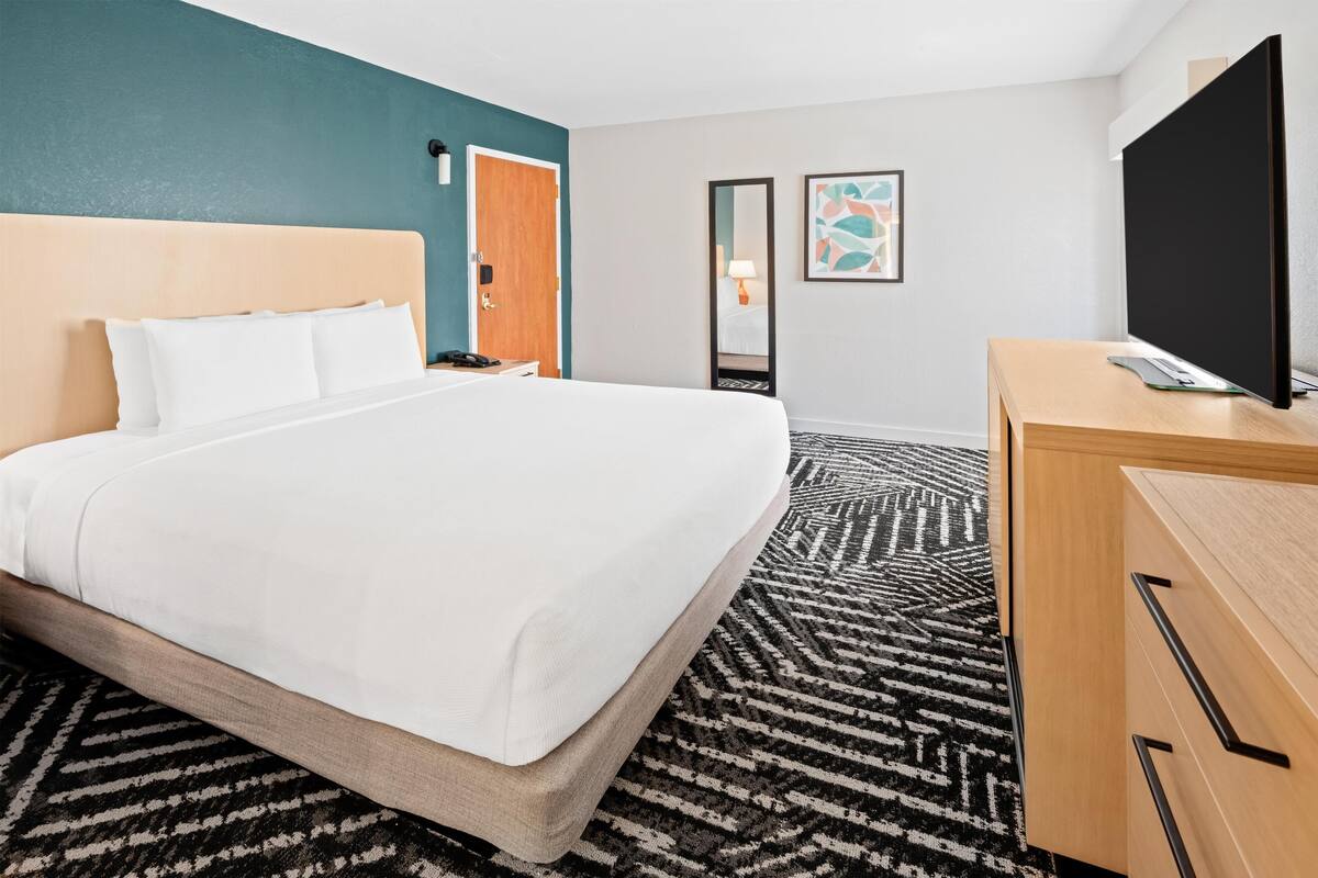 Room, 1 King Bed (Den) | Pillowtop beds, in-room safe, desk, blackout drapes