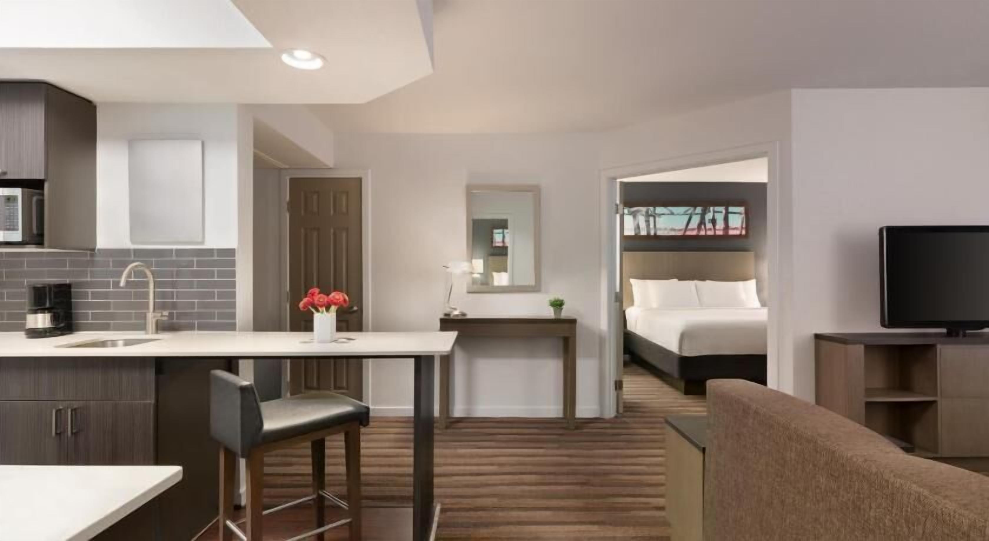 Pillowtop beds, in-room safe, desk, blackout drapes