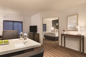 Suite, 1 Schlafzimmer, barrierefrei, Badewanne | Pillowtop-Betten, Zimmersafe, Schreibtisch, Verdunkelungsvorhänge