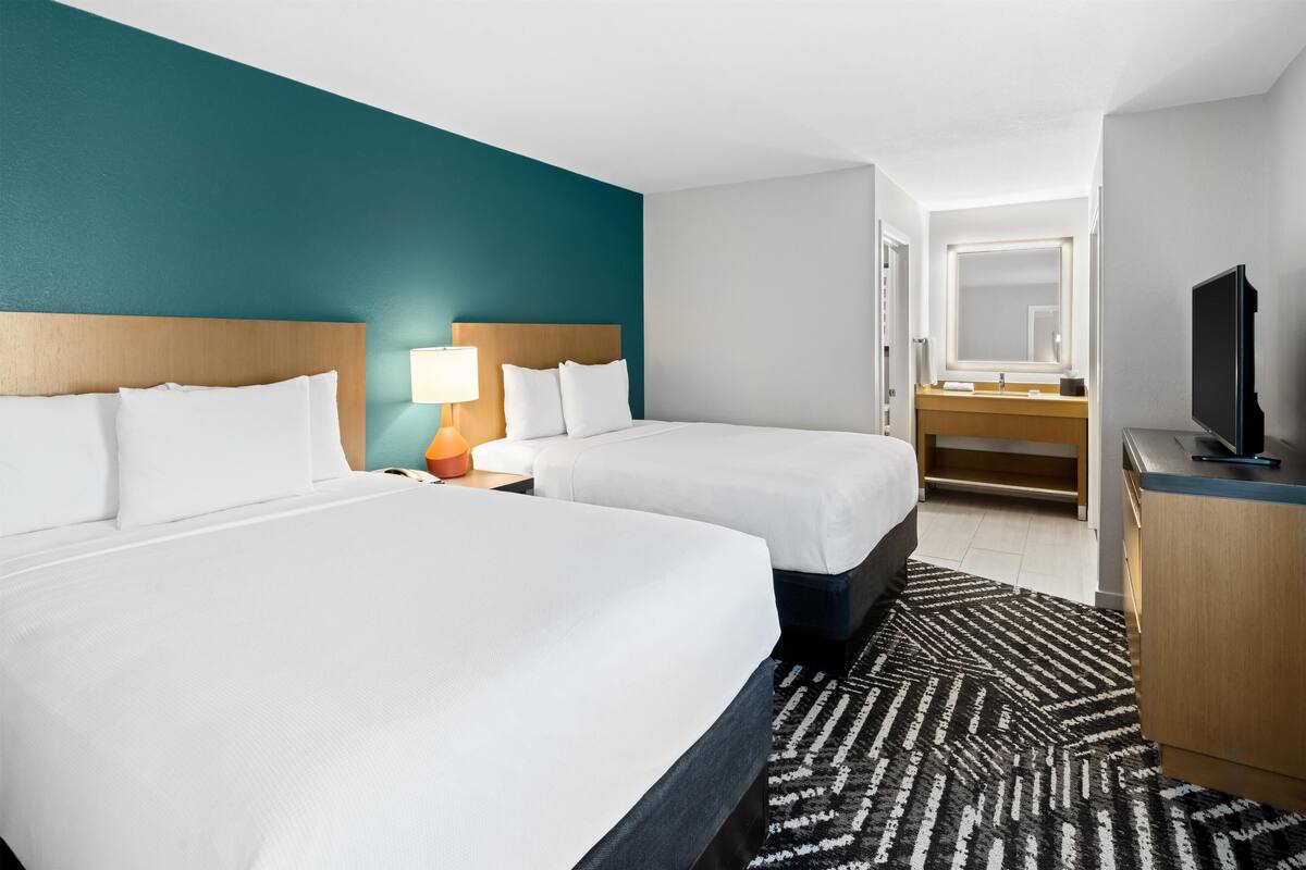 Deluxe Suite, 2 Bedrooms | Pillowtop beds, in-room safe, desk, blackout drapes