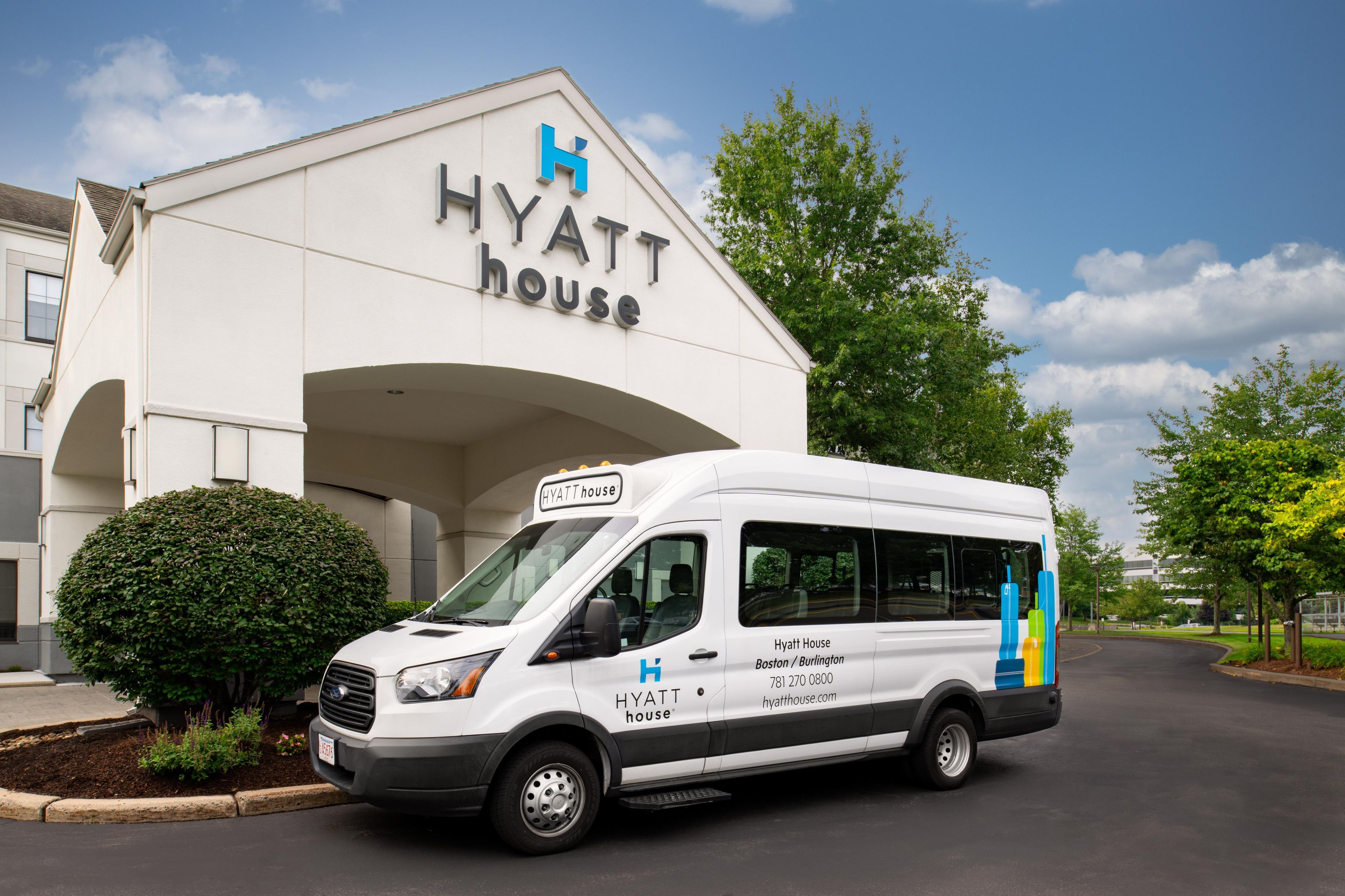 Un fourgon blanc arborant le logo « Hyatt House » était stationné devant un immeuble portant le même nom.