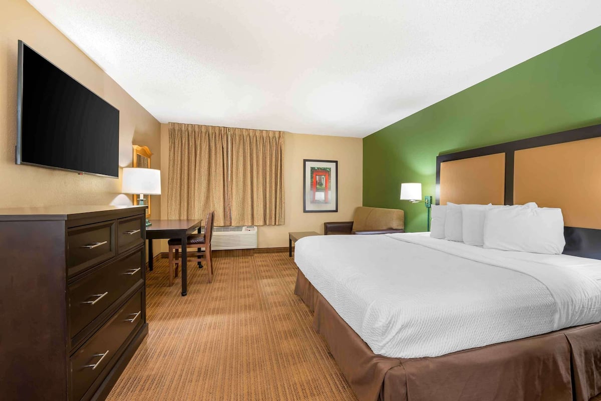 Deluxe Studio, 1 King Bed with Sofa bed, Non Smoking | Desk, laptop workspace, blackout drapes, iron/ironing board