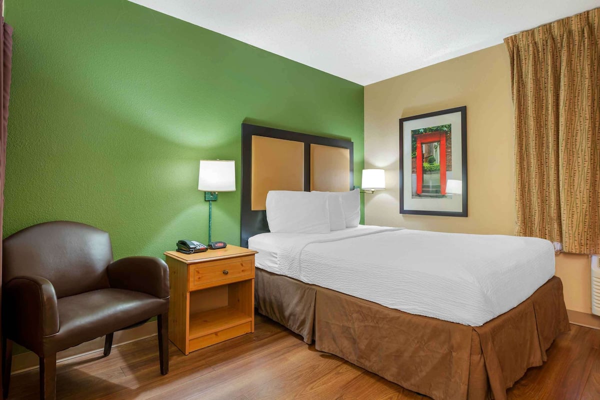 Studio, 1 Queen Bed, Non Smoking | Desk, laptop workspace, blackout drapes, iron/ironing board