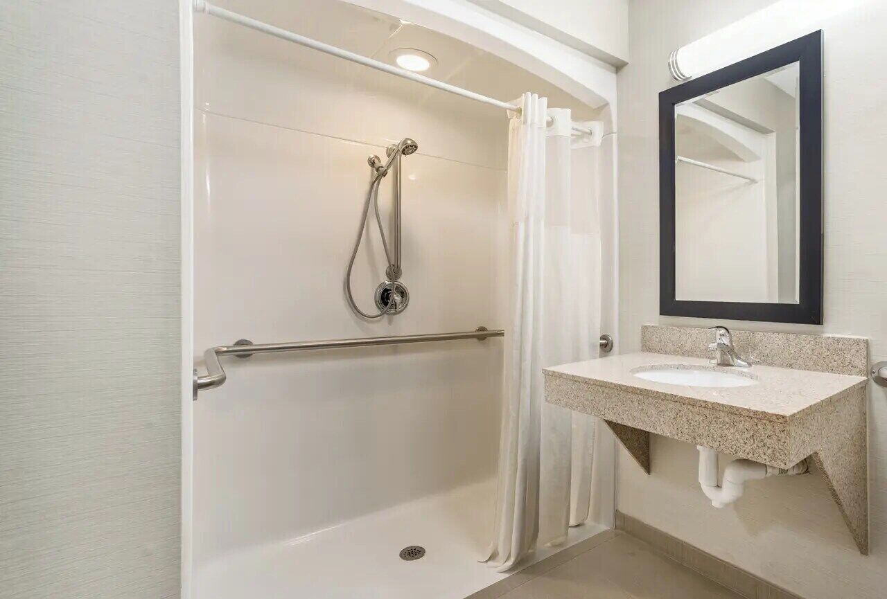 غرفة - سرير ملكي - تجهيزات لذوي الاحتياجات الخاصة - لغير المدخنين (Roll-In Shower) | حمام | مستلزمات مجانية للعناية الشخصية، مجففات شعر، مناشف