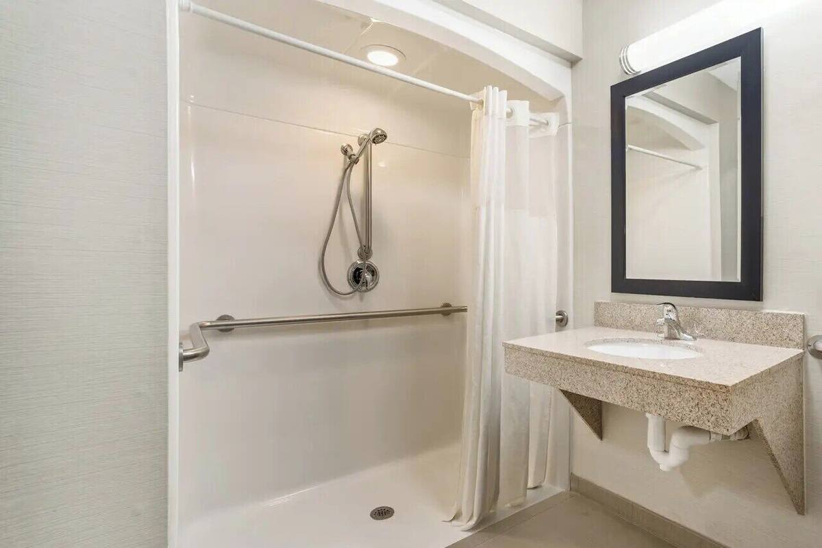 Kamar, 1 Tempat Tidur King, akses difabel, Bebas Asap Rokok (Roll-In Shower) | Kamar mandi | Perlengkapan mandi gratis, pengering rambut,  dan handuk