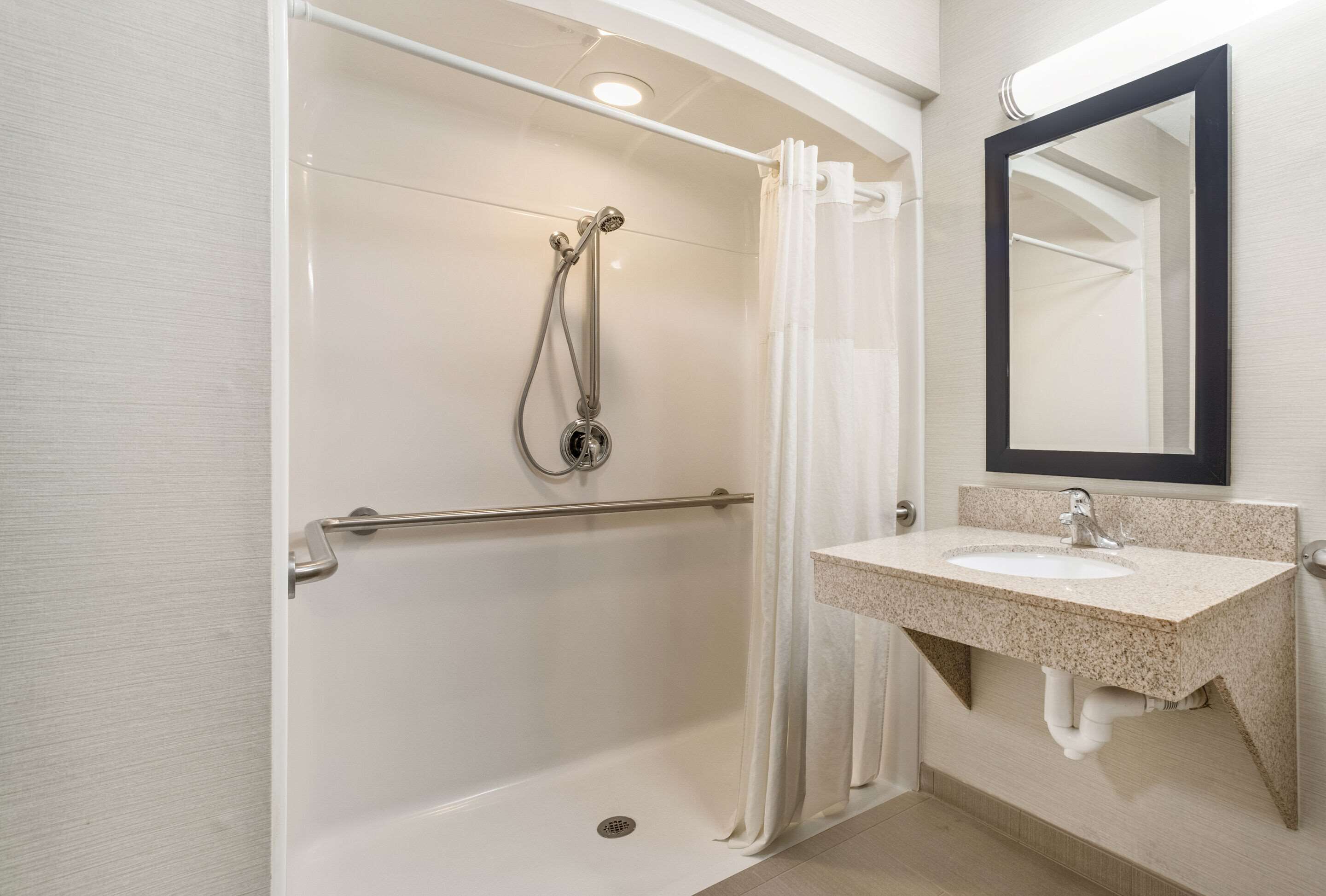 room, 1 king bed, accessible, non smoking | bathroom | free toiletries, hair dryer, towels