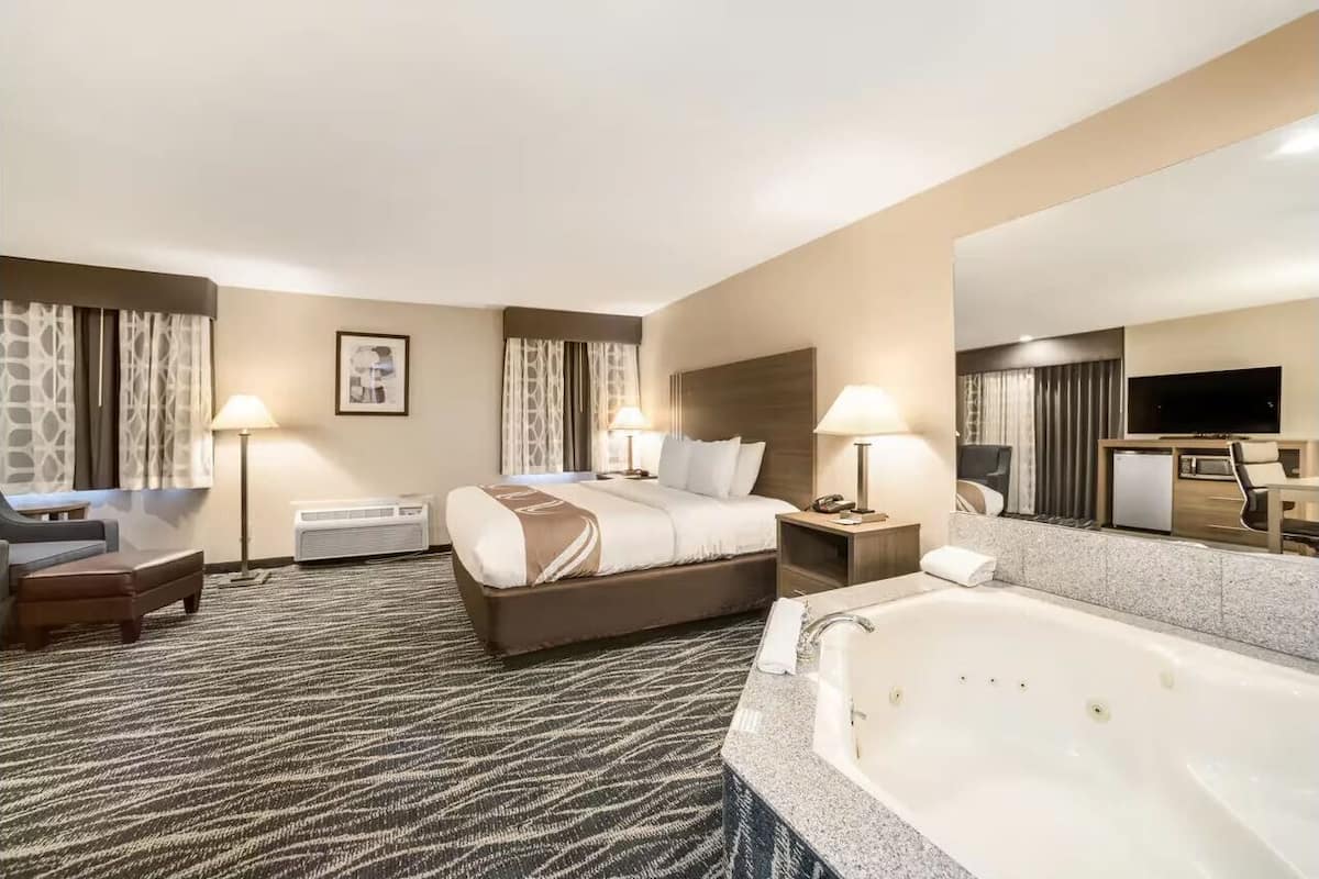 Suite, 1 Tempat Tidur King, Bebas Asap Rokok, jet tub | Setrika/meja setrika dan tempat tidur bayi gratis
