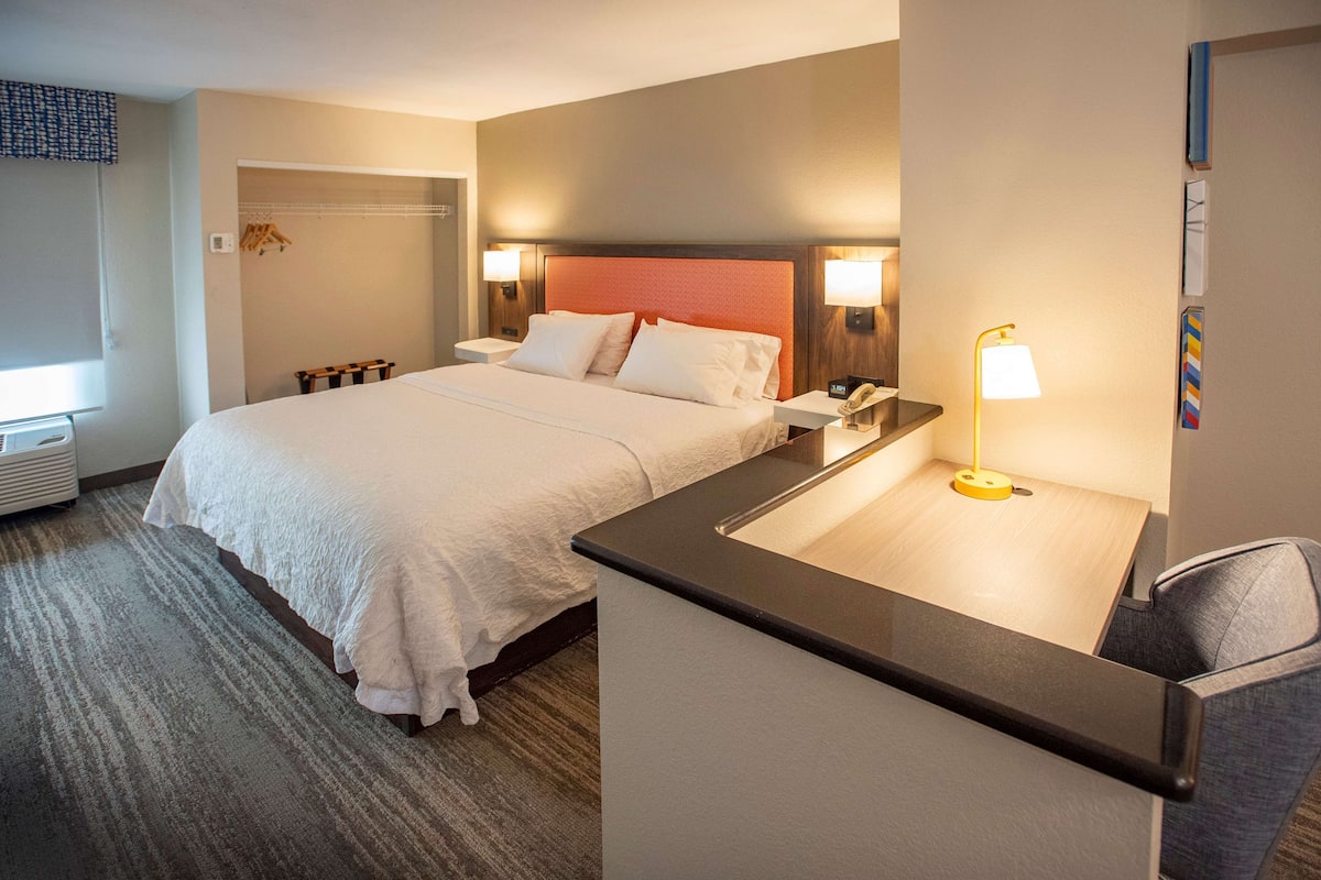 desk, laptop workspace, iron/ironing board, free wifi