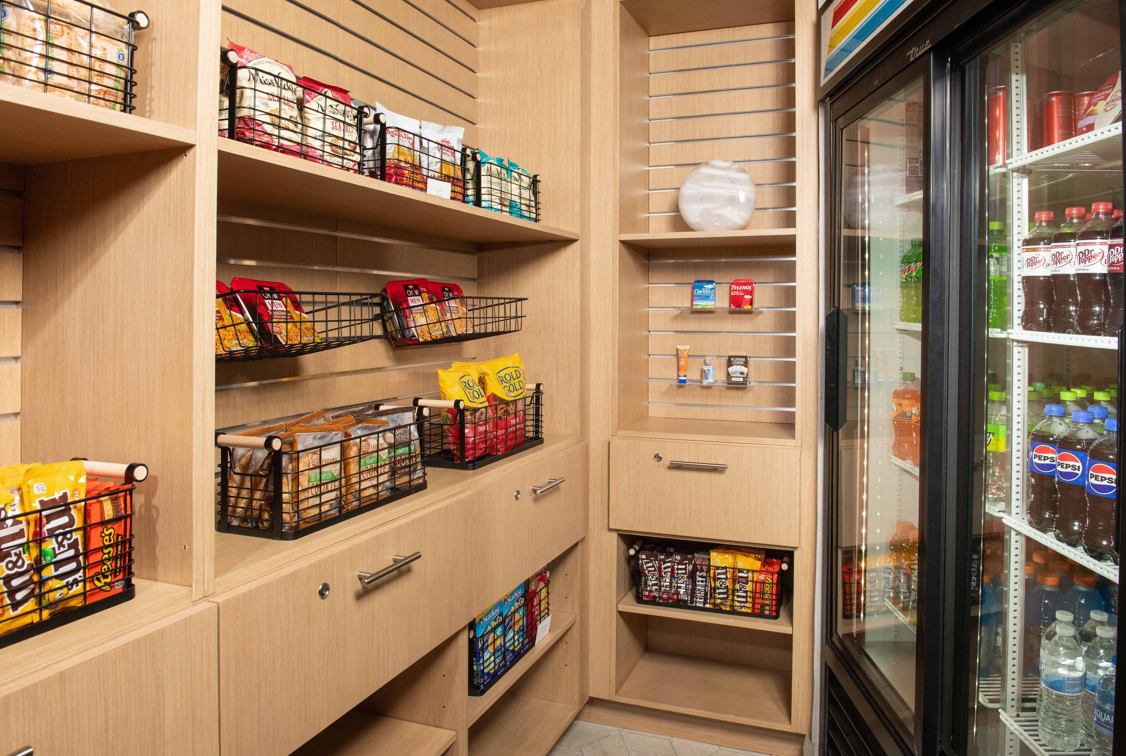 Ein Lebensmittelgeschäft mit Regalen voller Snacks, Getränke und verpackter Ware.
