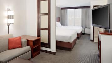 Ropa de cama de alta calidad, camas con pillow-top y escritorio