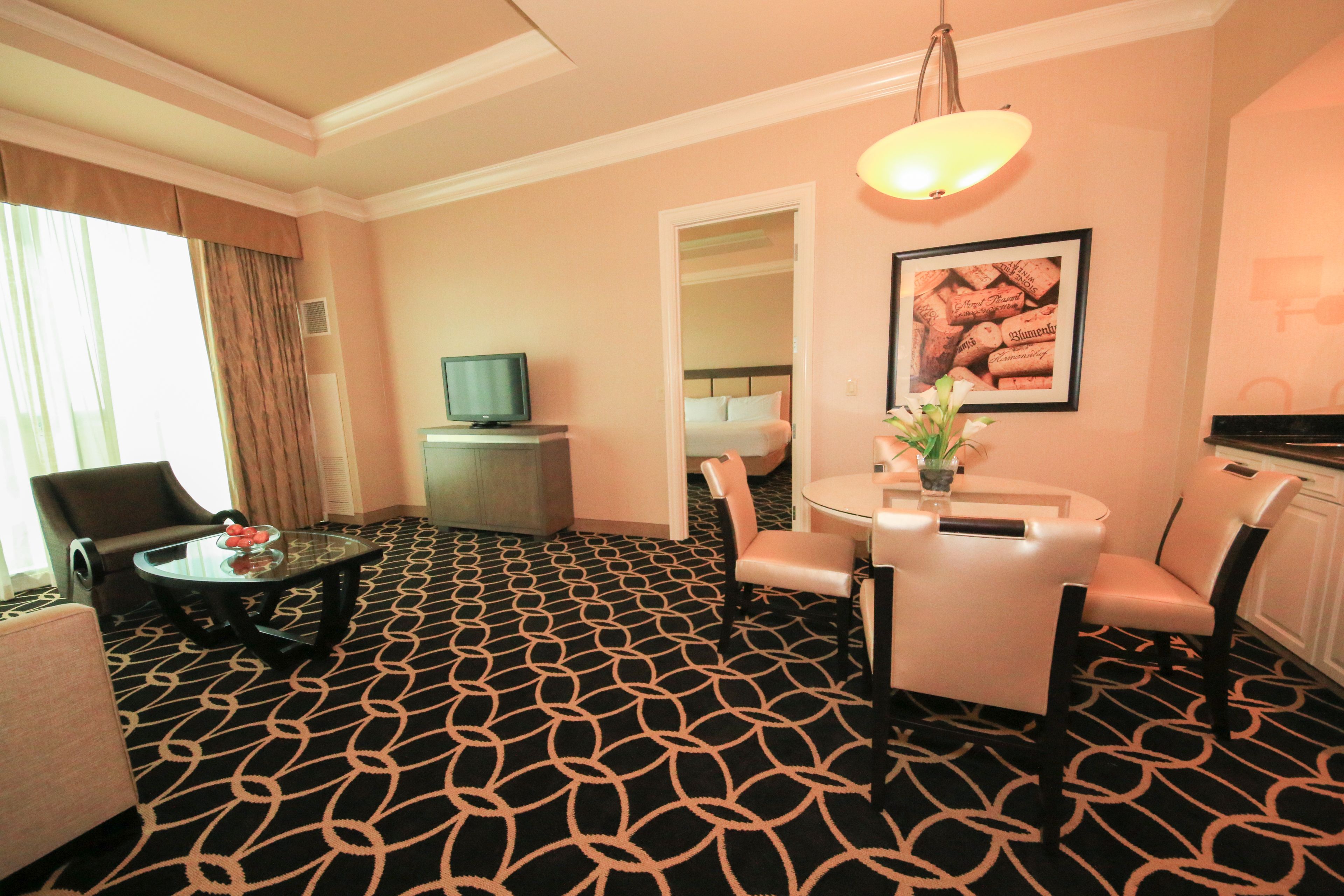 Suite de lujo, 1 cama King size | Sala de estar | Televisión de pantalla plana de 42 pulgadas con canales digitales 