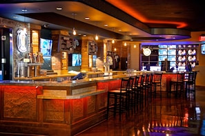 3 bars/lounges