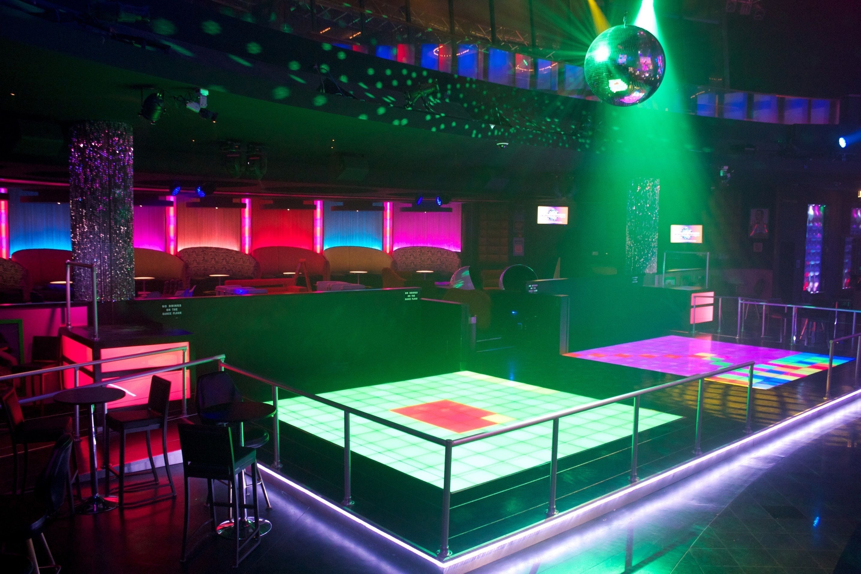 Natklub med dansegulv, siddepladser og diskokugle.
