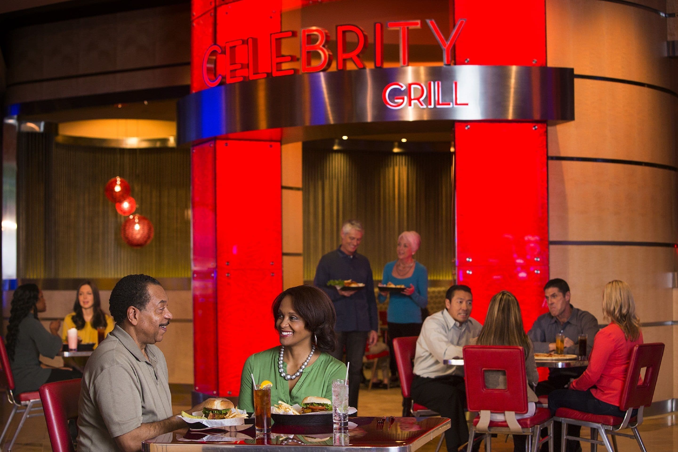 Um restaurante com placa vermelha e preta que diz 'Celebrity Grill'.