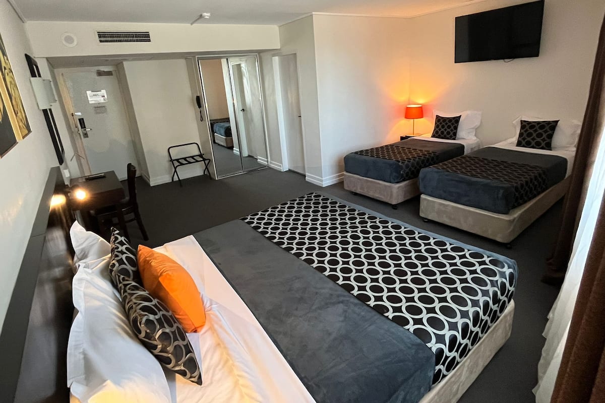 Een kluis op de kamer, een bureau, een strijkplank/strijkijzer