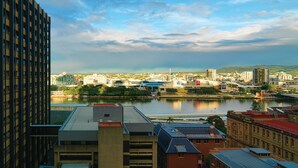 A cityscape with a river, modern buildings, and a mix of architectural styles. - Great Southern Hotel Brisbane (Brisbane)